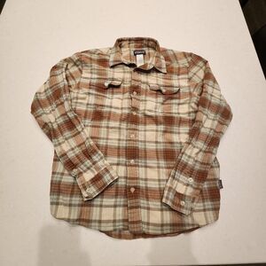 Patagonia mens organic cotton button down shirt. Size M